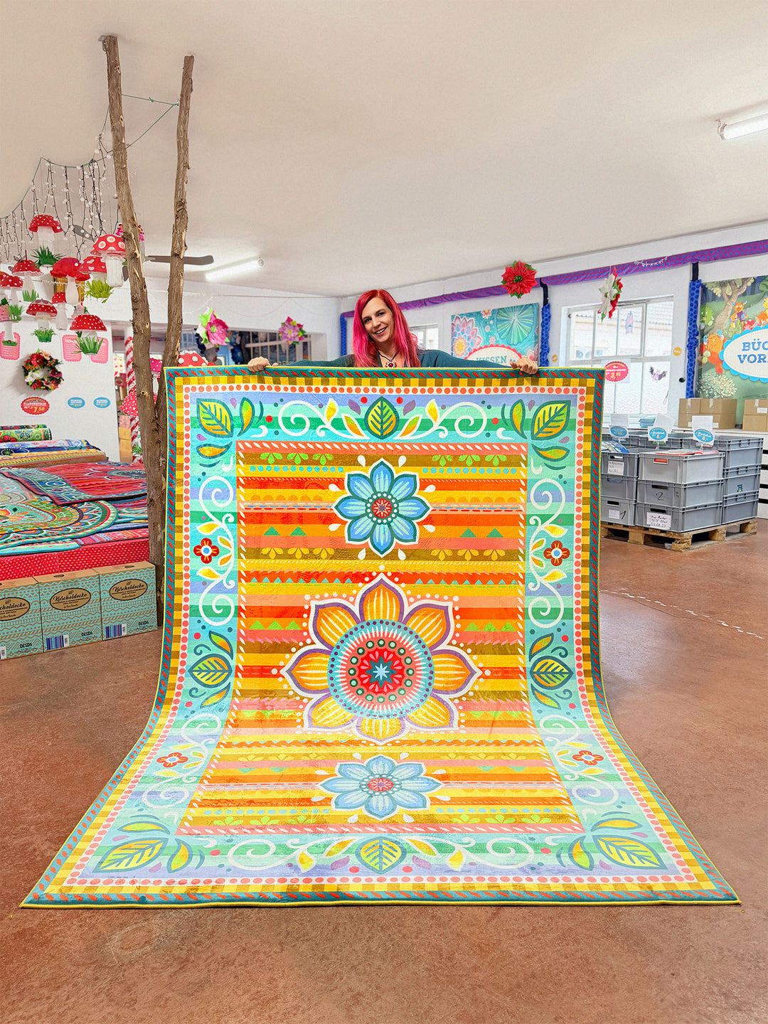Superweicher Teppich im Design von Bine Brändle mit dem Motiv Jasmin in Gelb, lebendig und dekorativ gestaltet.