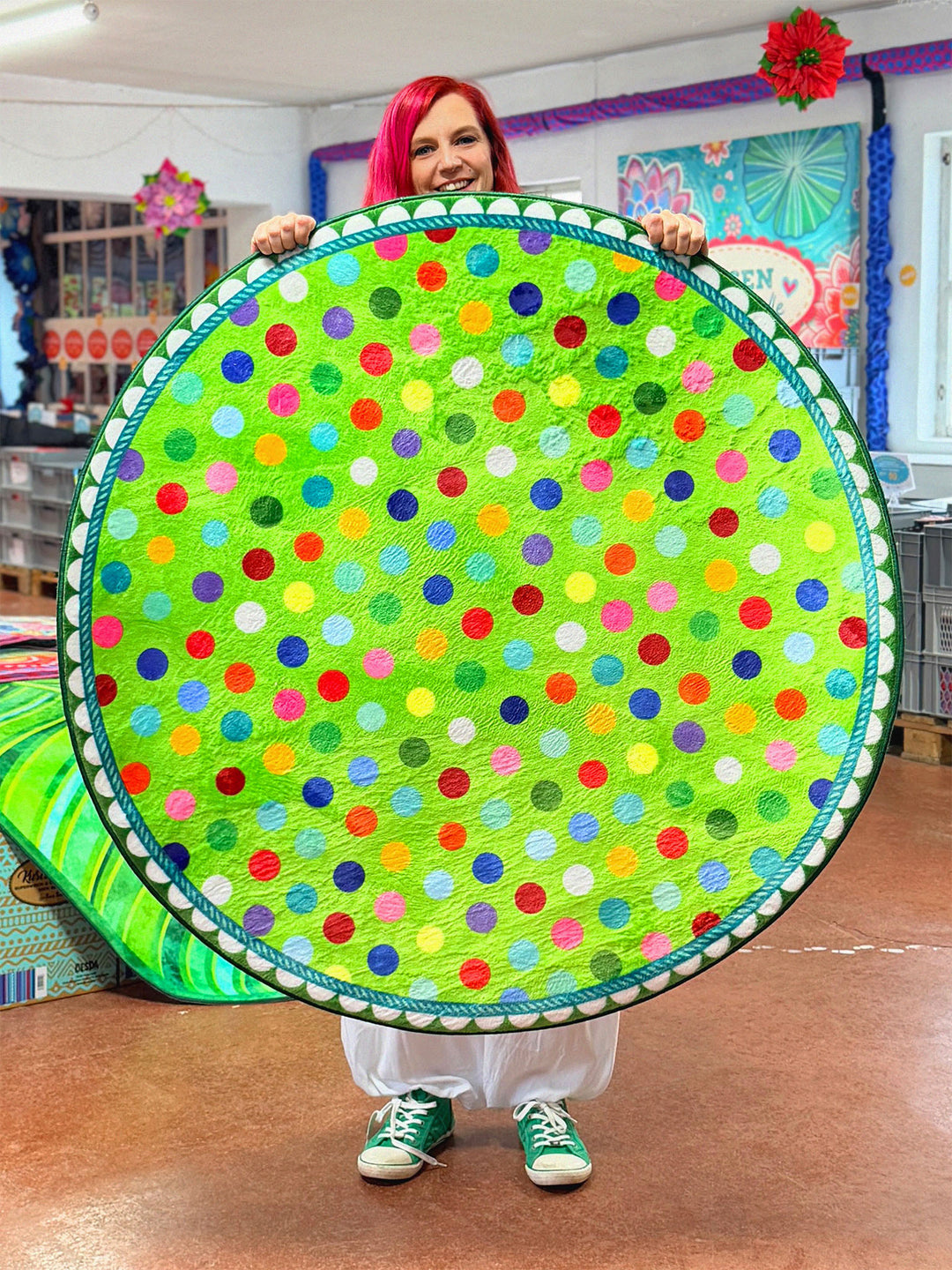 Superweicher Teppich im Design von Bine Brändle mit dem Motiv Konfetti in fröhlicher, farbenfroher Optik.